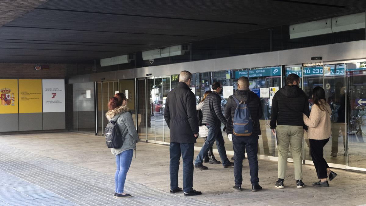 Colas para entrar las oficinas de la Seguridad Social en la calle Colón