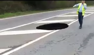 Un socavón se traga la vieja carretera de Santiago a Noia