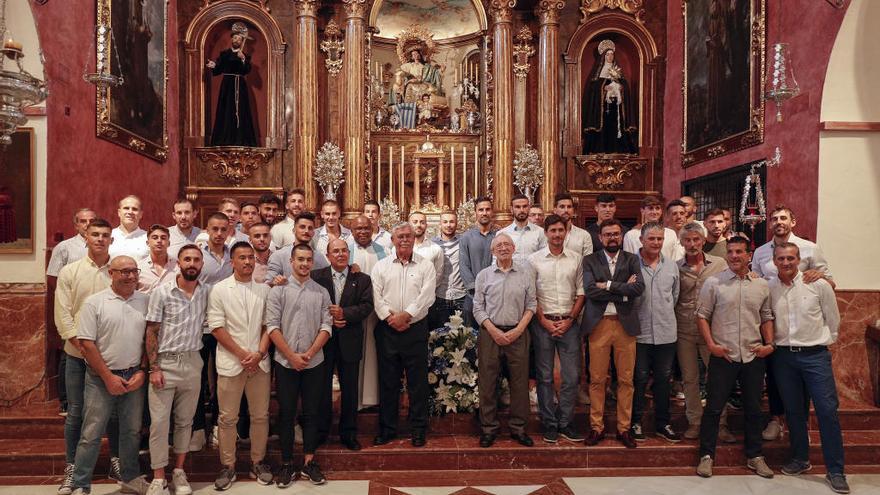 El Málaga ha acudido hoy a la Parroquia de Capuchinos a la tradicional ofrenda a la Divina Pastora