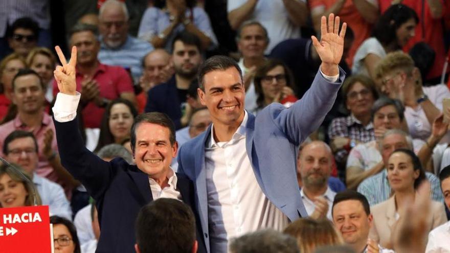 Caballero, acompañado de Pedro Sánchez durante el mitin del pasado 14 de mayo. // Ricardo Grobas