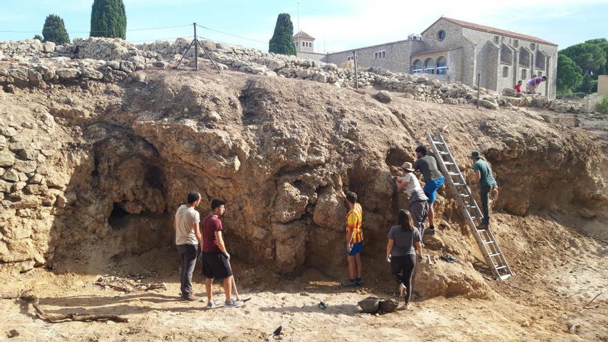 Els joves arqueòlegs en el punt del port que s&#039;ha descobert a Empúries