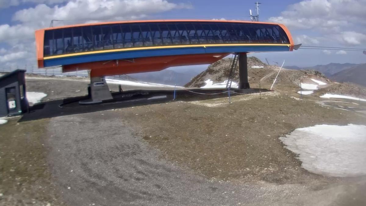 Imagen de la webcam de Pajares, con la estación de retorno de la telecabina y sin apenas nieve en la zona.