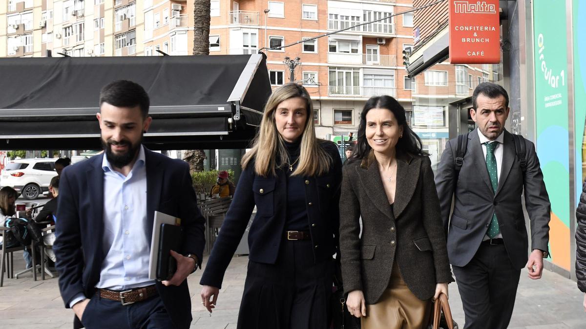 Así ha sido la entrada y salida de los diputados de Vox a la reunión urgente en Murcia