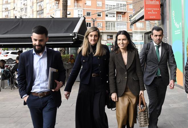Así ha sido la entrada y salida de los diputados de Vox a la reunión urgente en Murcia