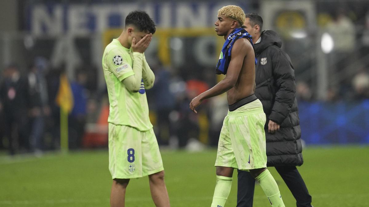 Pedri llora tras caer eliminado en la Champions en San Siro con Lamine Yamal camino de los vestuarios.