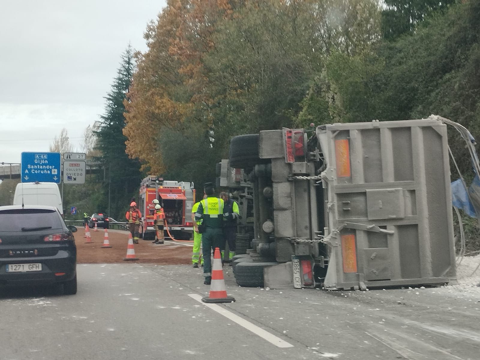 EN IMÁGENES: Un accidente entre un camión que transportaba cal y un turismo genera un atasco kilométrico en la ronda exterior de Oviedo