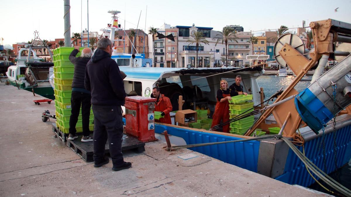 Pescadores saliendo al mar, este pasado martes.