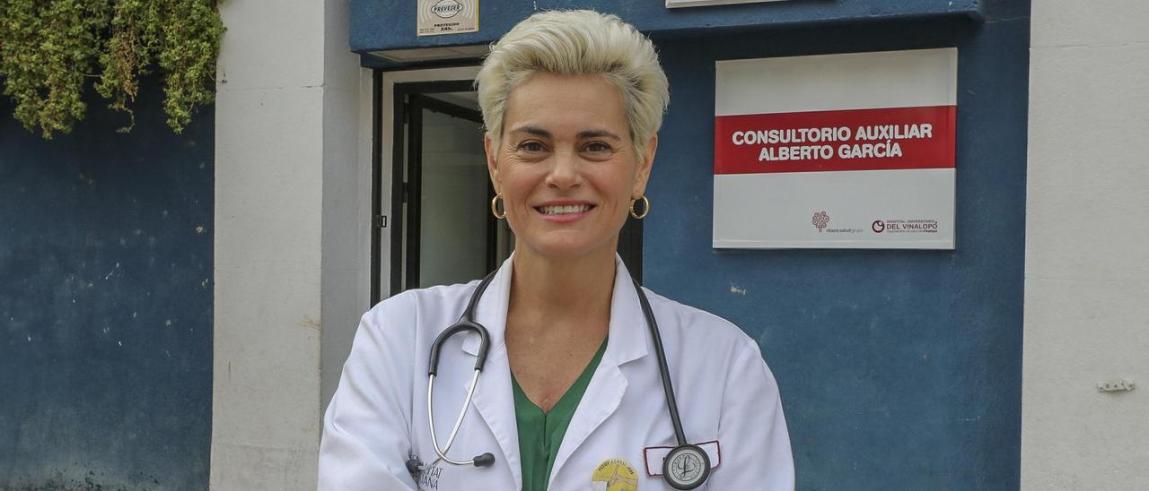 María Ángeles Medina, presidenta de la Sociedad Valenciana de Medicina Familiar, en su consulta de Elche.