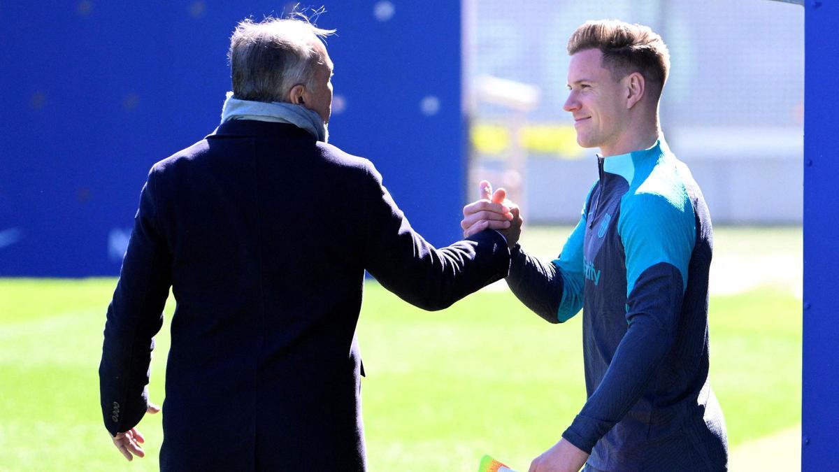 Rafa Yuste, vicepresidente deportivo del Barça, saluda a Ter Stegen antes del último entrenamiento previo al duelo con el Nápoles en Montjuïc.
