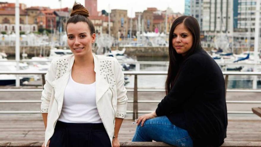 Aurora García e Irene Sánchez, en el puerto deportivo de Gijón.