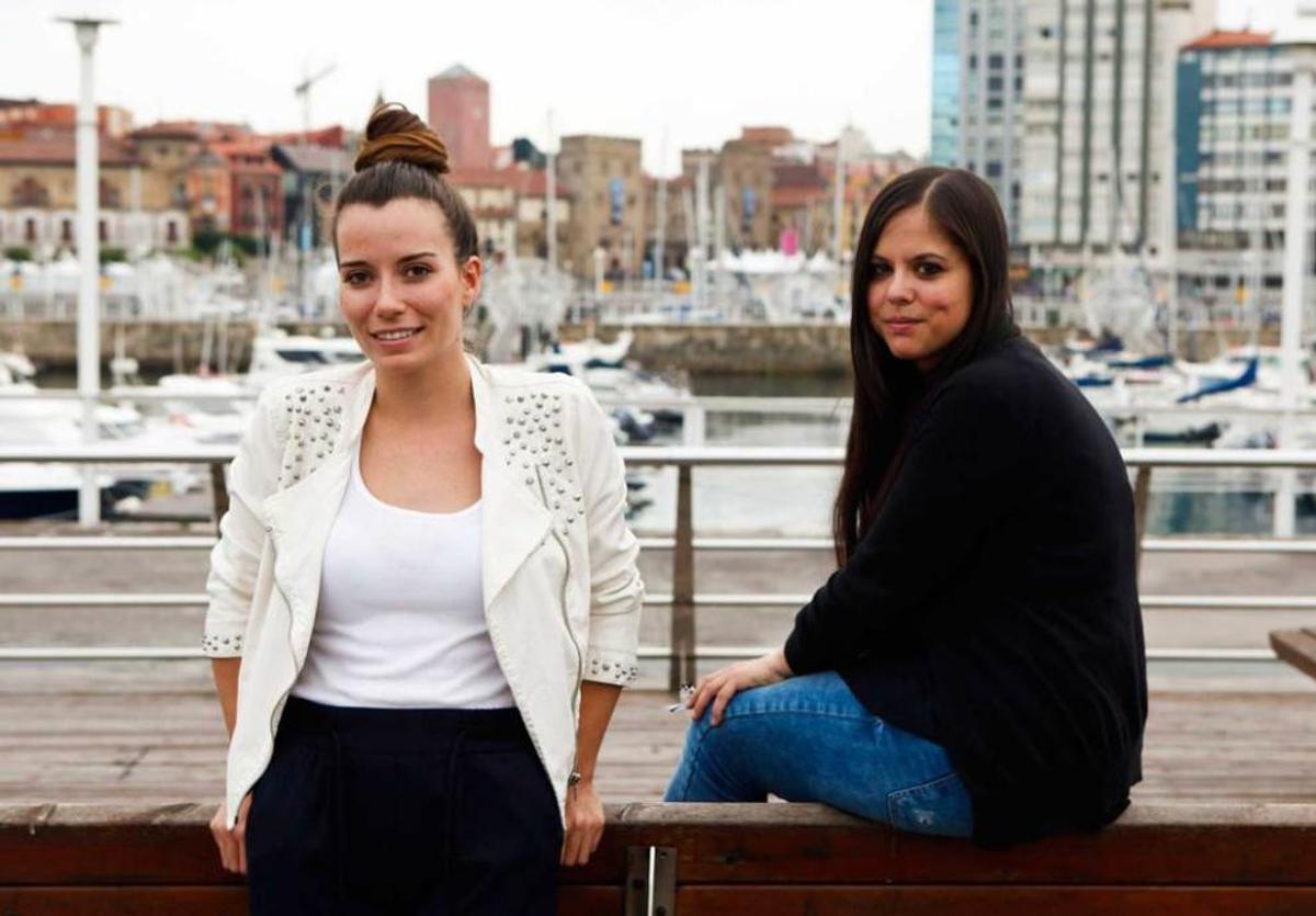 Aurora García e Irene Sánchez, en el puerto deportivo de Gijón.
