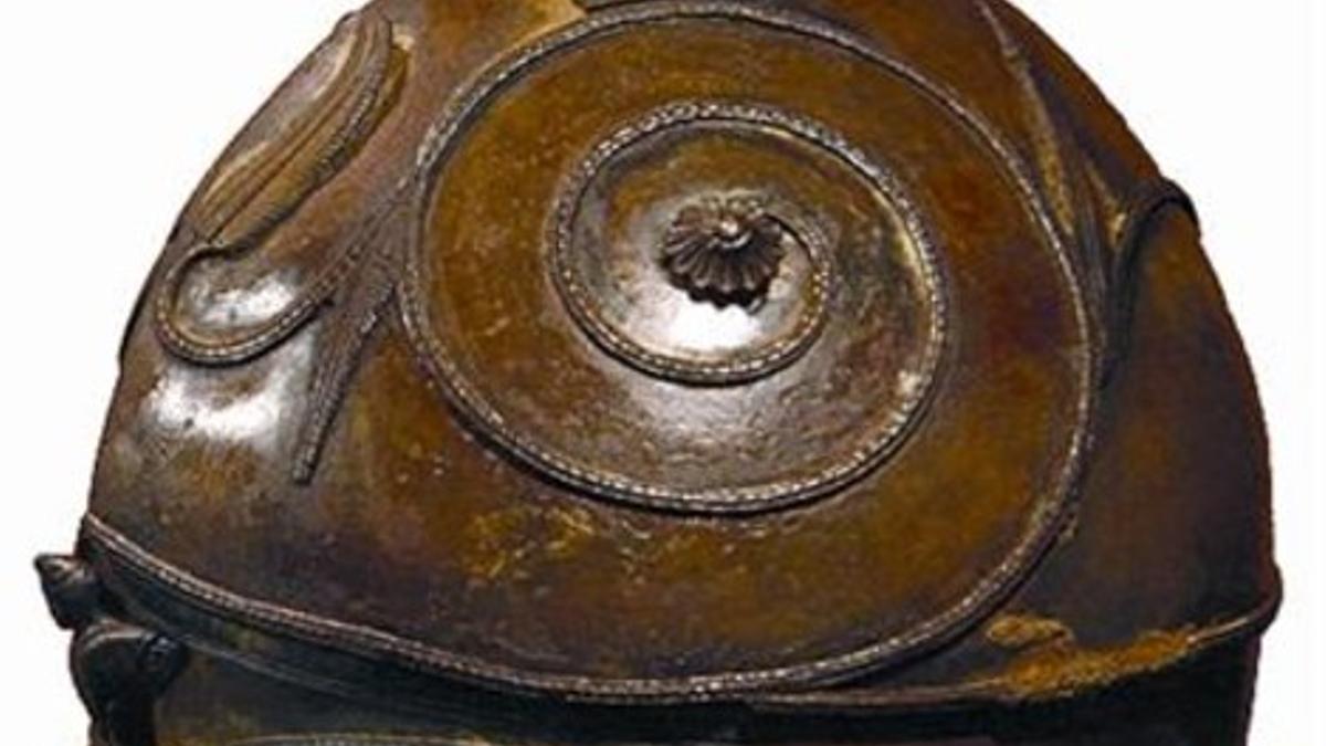 La copia del casco etrusco enviada a Gavà.