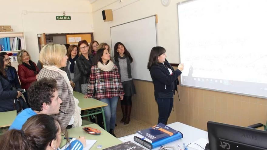 La consejera Cachá visitó ayer el colegio Príncipe Felipe.