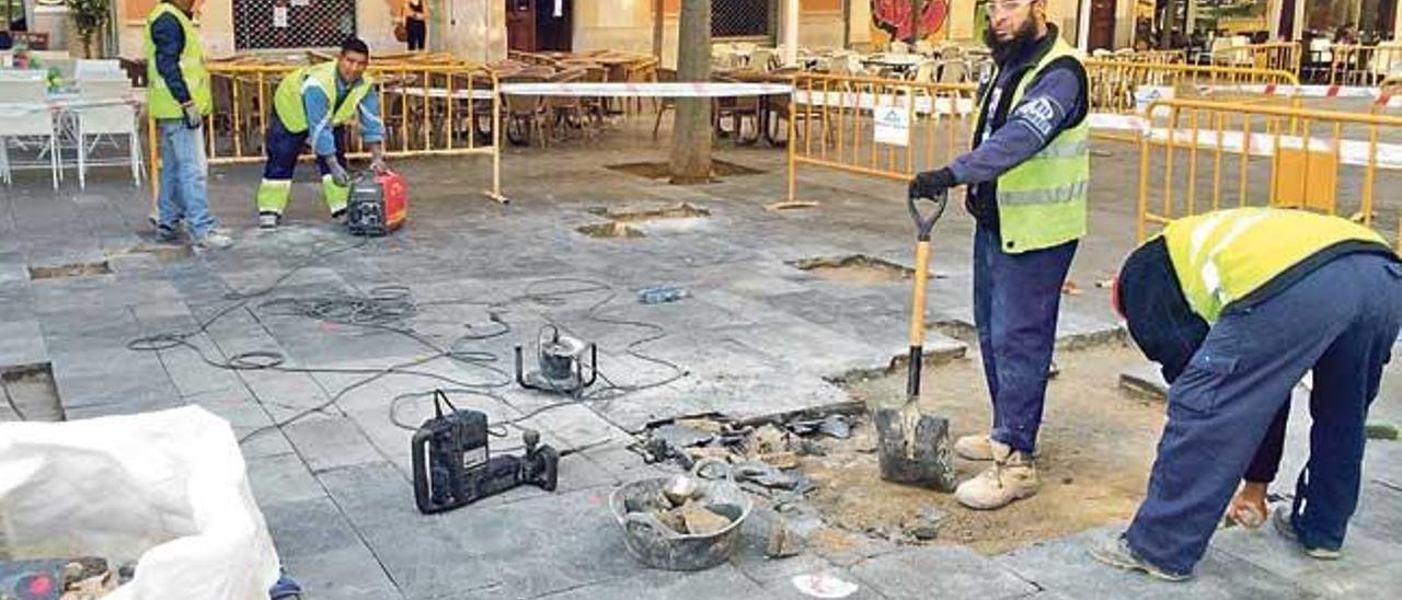 Obreros en la plaza de la Porta Pintada ayer por la mañana.