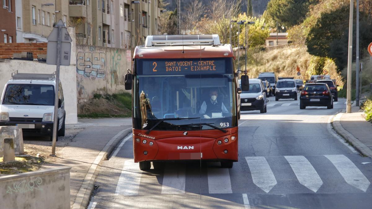 Un autobús de la Línea 2 de Alcoy, en la calle Escultor Persejo.