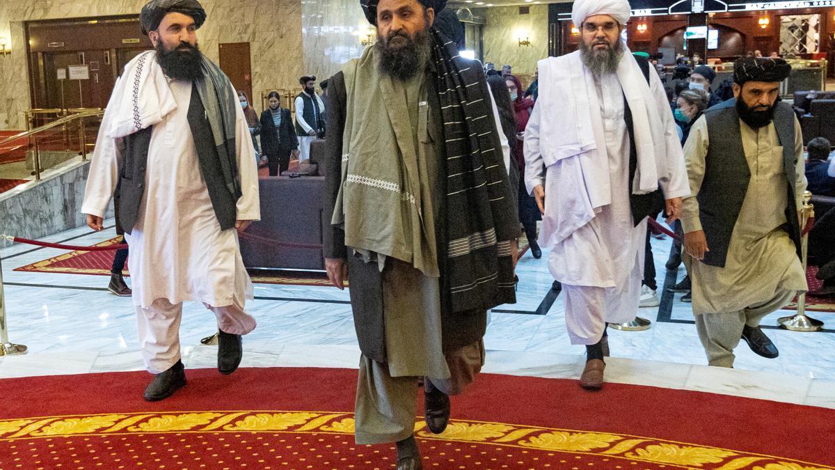 El negociador talibán, Mullah Abdul Ghani Baradar, durante una rueda de prensa ofrecida en Moscú el pasado mes de marzo.