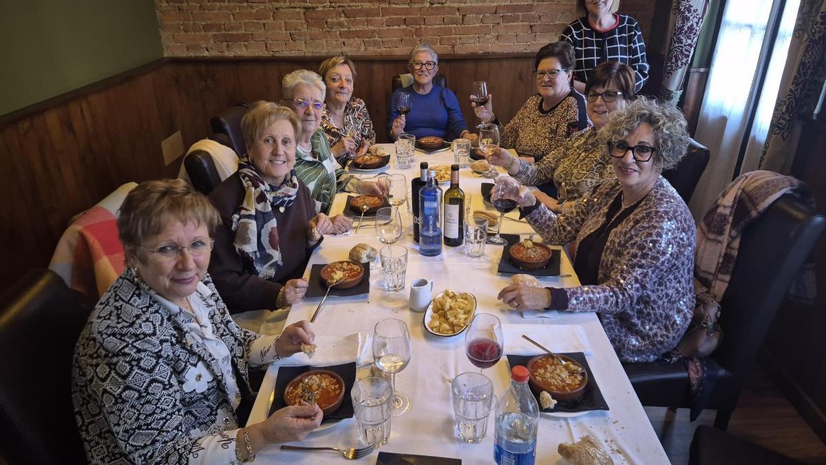Un grupo de amigas degustando los callos en Noreña