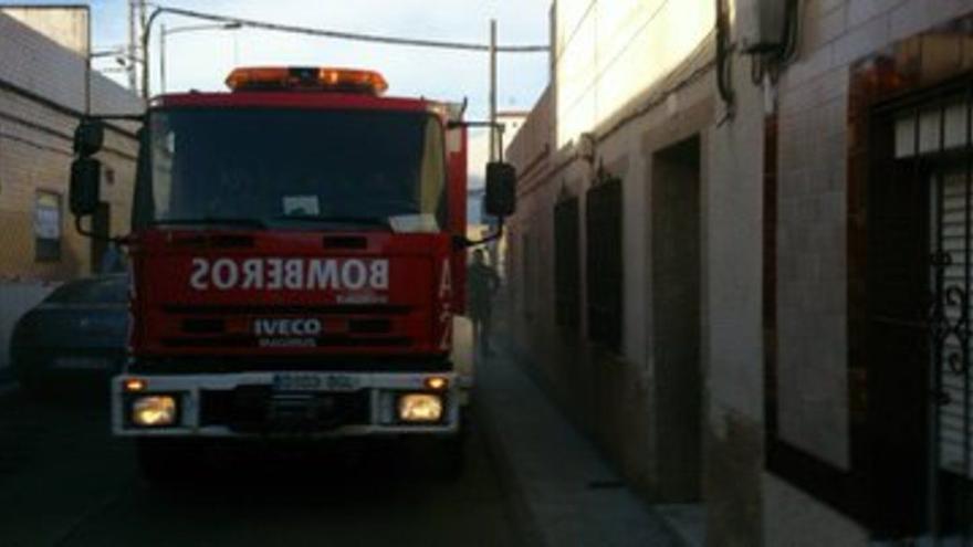 Los bomberos de Don Benito actuaron en el incendio de una vivienda.