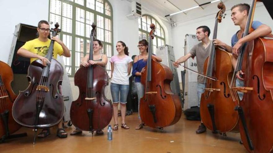 Los músicos ensayan en el Conservatorio y en la sala de la Orquesta Sinfónica Alcoyana.