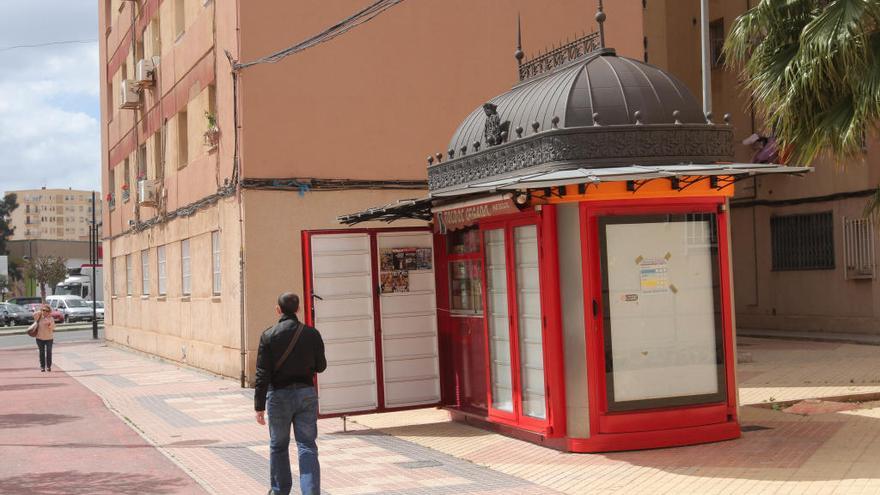 El quiosco sigue abierto en la plaza Antón Martín, pese a la sanción municipal.