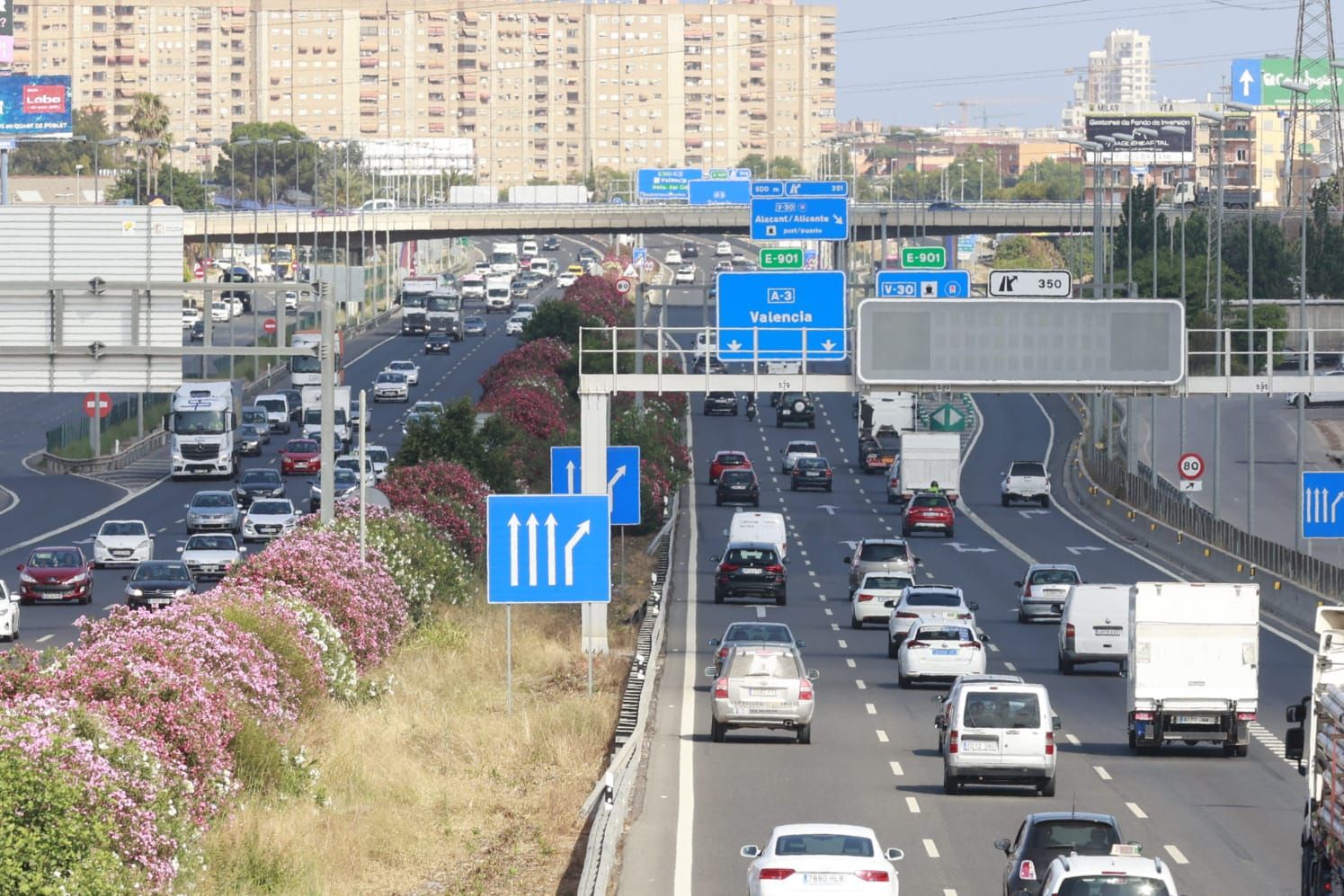 Retenciones en las vías de entrada a València por la primera operación salida del verano