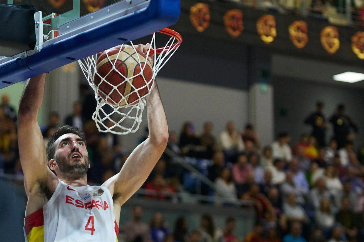 Vila machaca el aro en un partido con España.