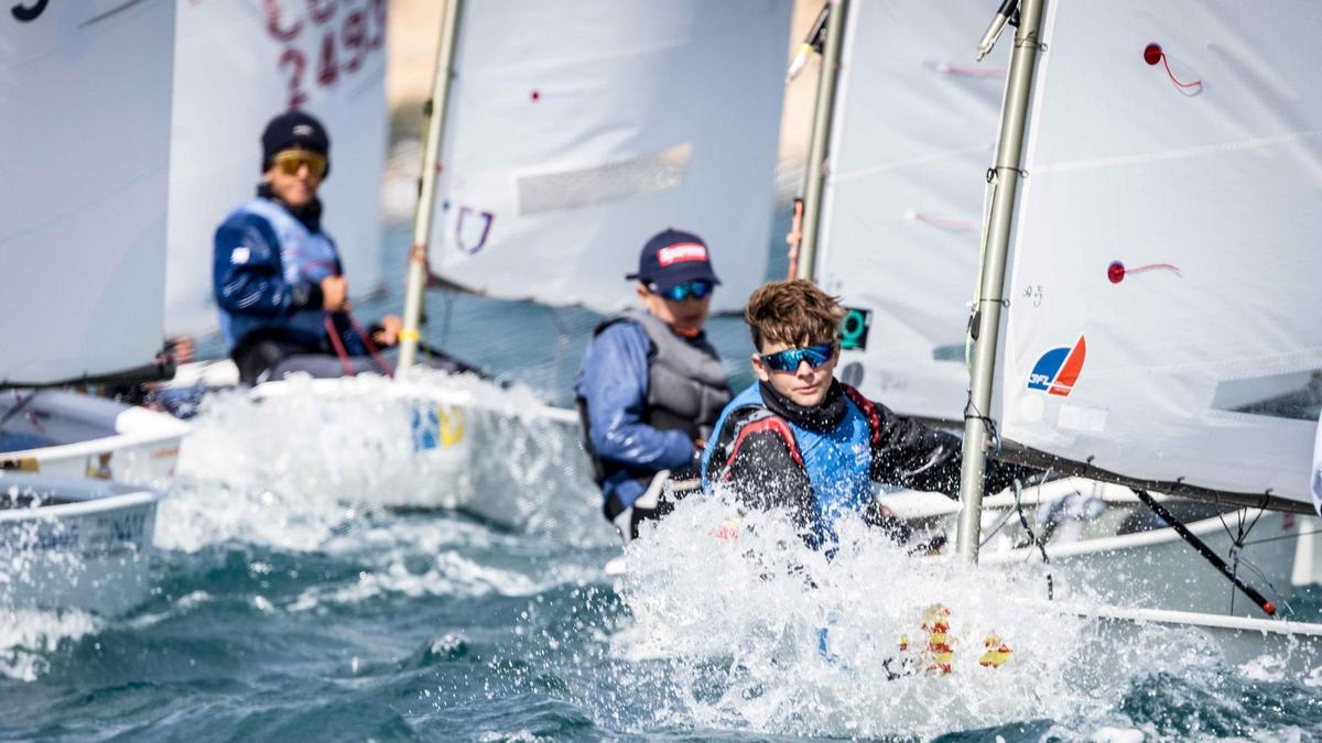 Los participantes navegan en ceñida durante la primera jornada del Campeonato de España
