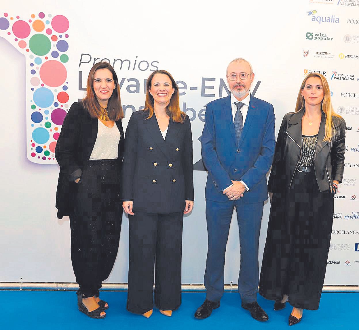 Teresa Bayarri, ejecutiva de sostenibilidad en Consum; Alicia Soler, directora general de Caixa Popular; Javier Quiles, director de relaciones institucionales de Consum; y Amparo Monar, técnica de comunicación corporativa de Consum.
