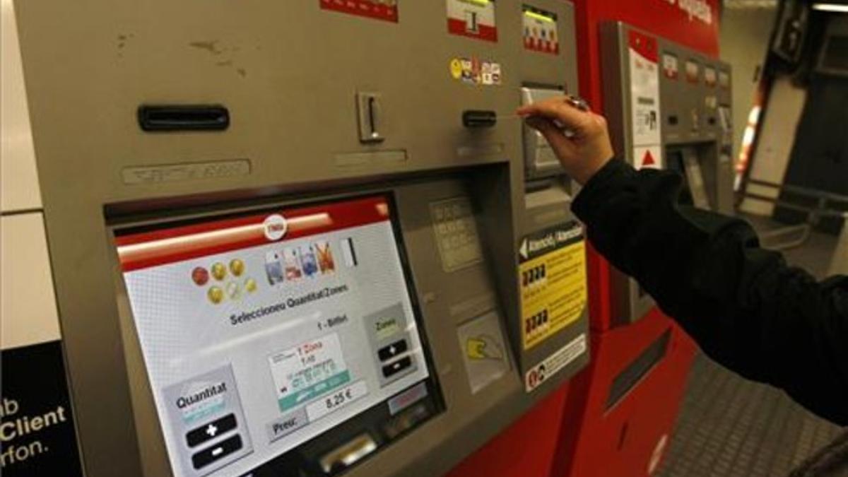 Una máquina validora de billetes en el metro de Barcelona. RICARD CUGAT