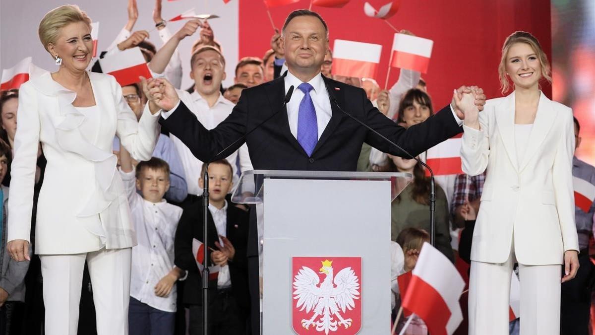 Duda se dirige a sus simpatizantes tras conocer los resultados provisionales que le dan como vencedor en las elecciones polacas.