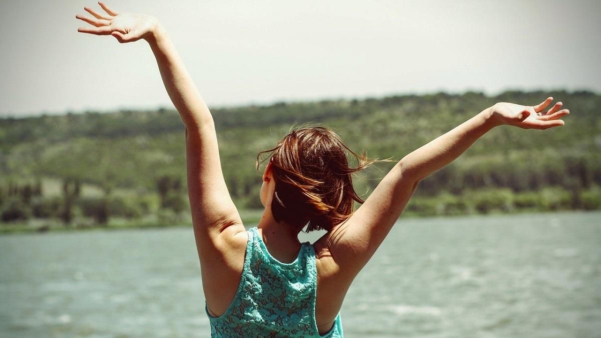 Una mujer disfruta de la naturaleza