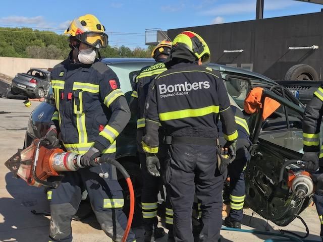 Bomberos de Alicante y del Consorcio Provincial realizan maniobras de rescate en accidentes de tráfico