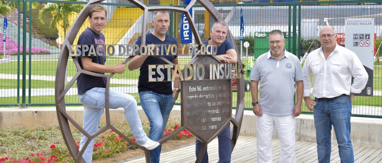 Santi Calvo, Ángel Rodríguez, Lampón y Manolo López, junto a Pacuco Rosales en el Parque del Estadio Insular.