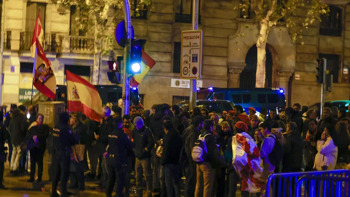 La justicia reabre la causa por el ahorcamiento del muñeco de Sánchez en la protesta de Nochevieja en Ferraz