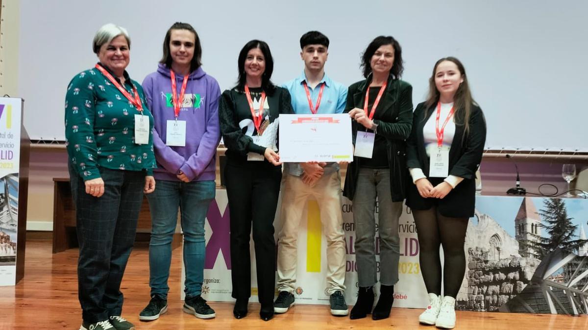 Raquel Álvarez, tercera por la izquierda, y Montserrat López Moro, segunda por la derecha, con representantes del colegio durante la entrega del premio.