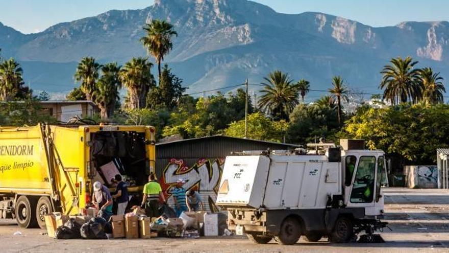 Imágenes de las actuaciones de limpieza que se realizaron ayer en el mercadillo Pueblo tras su montaje.