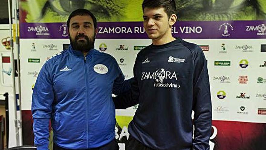 El entrenador Leo Alvarez, con su nuevo jugador.