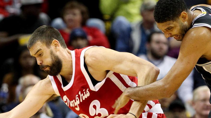 El jugador español de Grizzlies Marc Gasol defiende el balón.