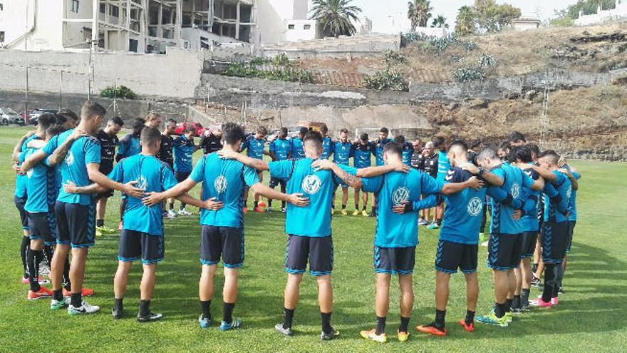 Minuto de silencio antes de entrenar por el aficionado fallecido.