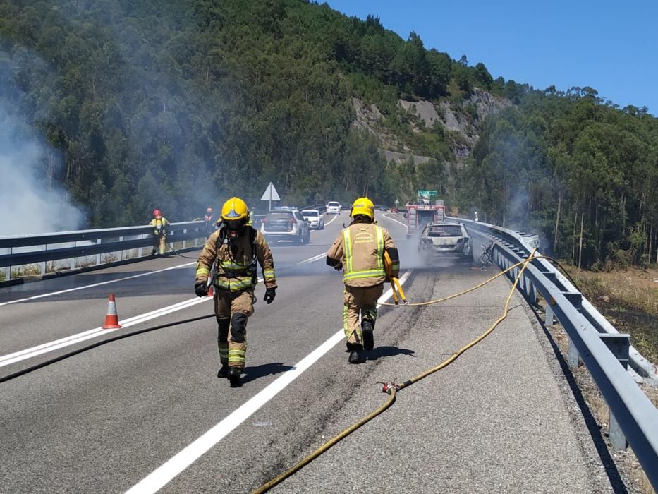 El incendio de un coche obliga a desviar el tráfico en el Corredor de O Morrazo