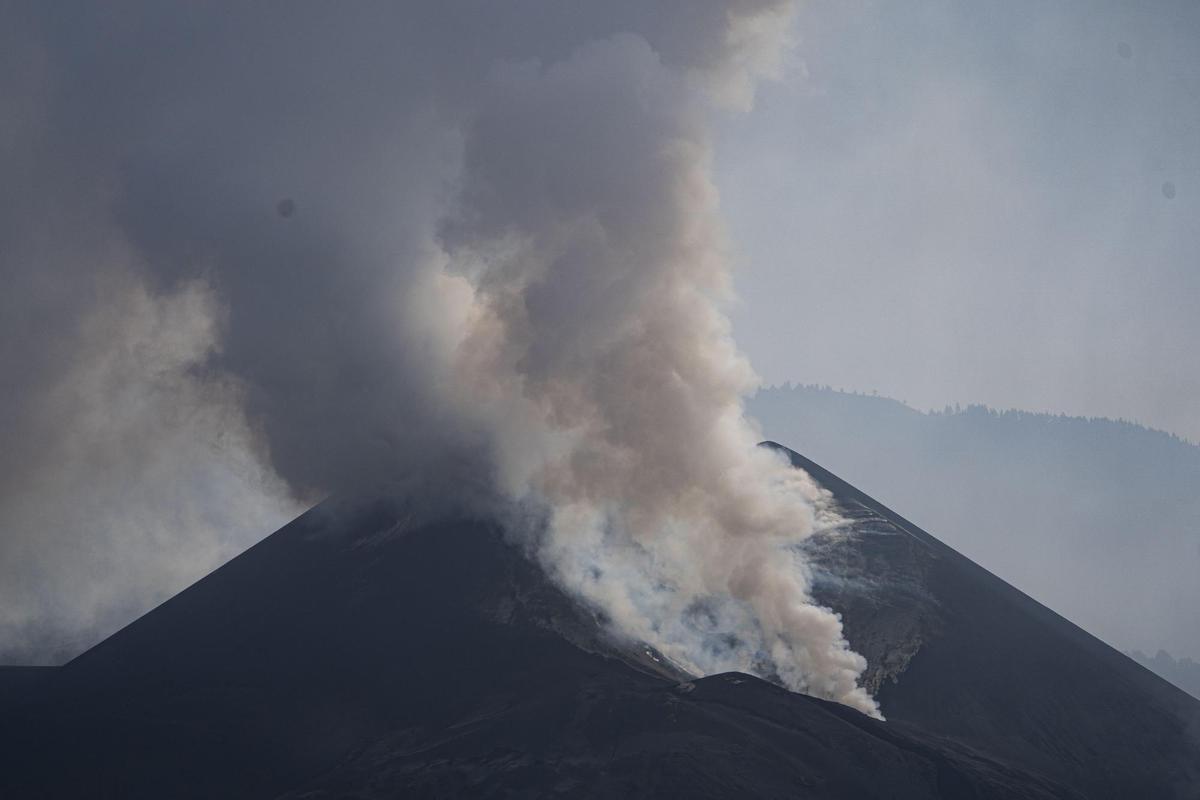 S’obre un nou focus emissor del volcà de La Palma