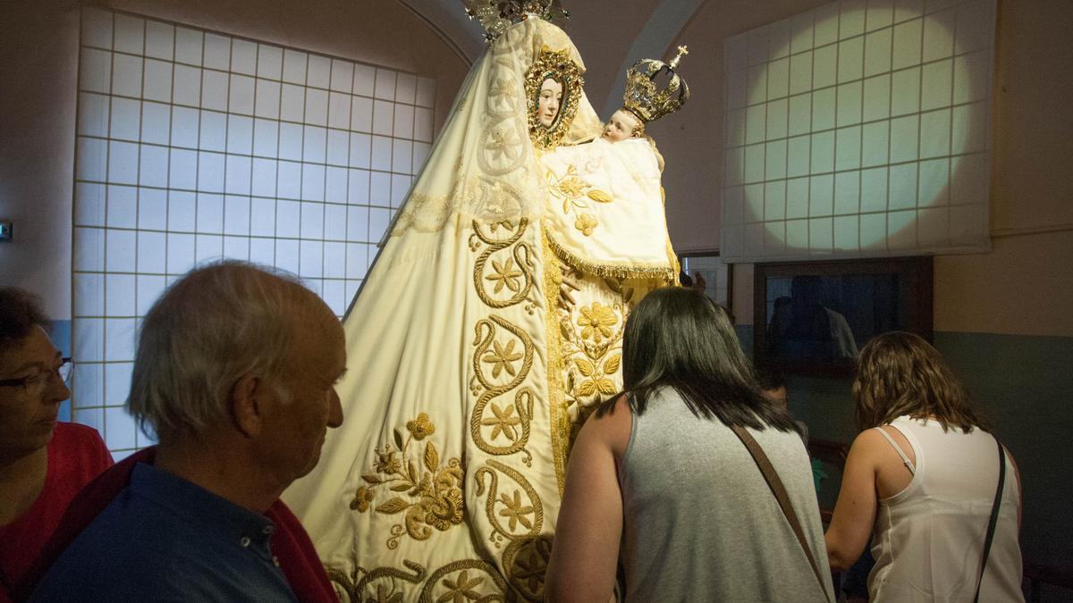 Varios fieles veneran a la Virgen del Viso en una de las celebraciones de la romería previas a la pandemia.