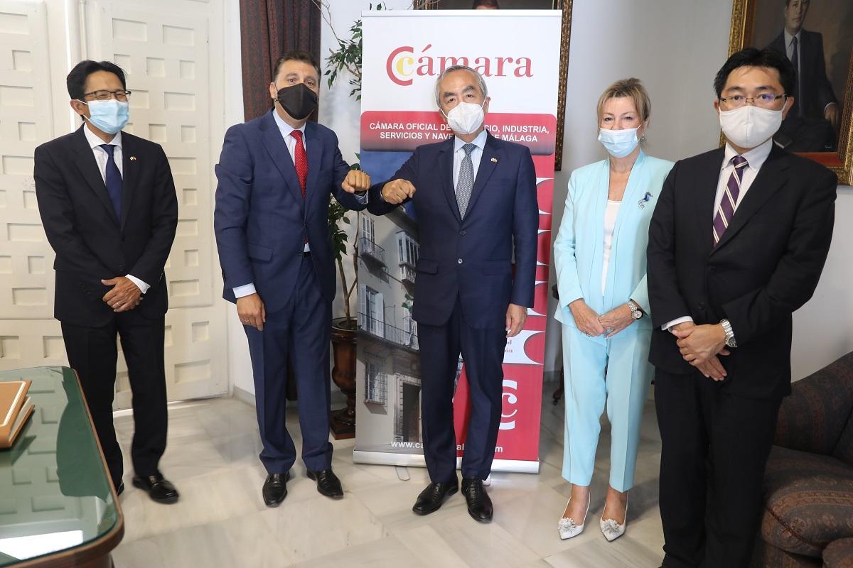 El presidente de la Cámara, Sergio Cuberos, y el embajador japonés, Kenji Hiramatsu, en el centro de la imagen.