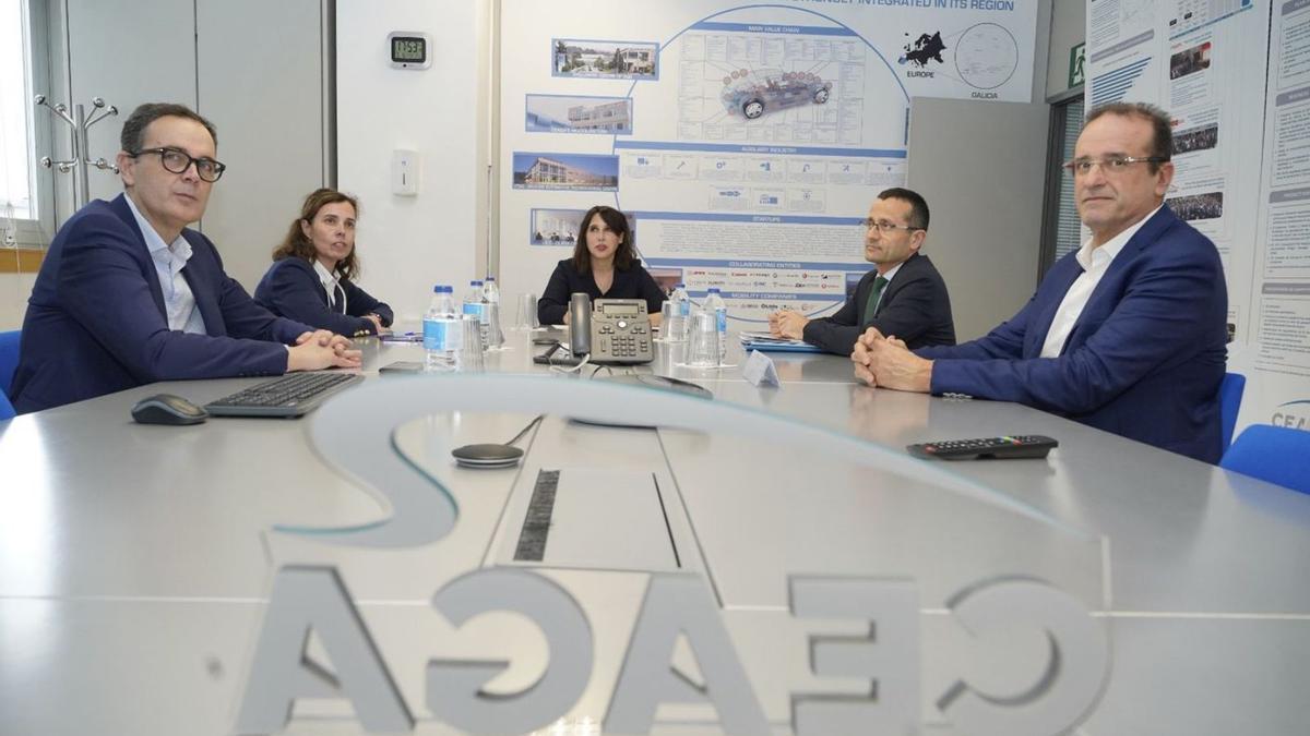 Desde la izquierda: Alberto Cominges, Patricia Moreira, María Jesús Lorenzana, Nicolás Vázquez y Pedro Hortas durante la reunión de trabajo celebrada en la sede de Ceaga.