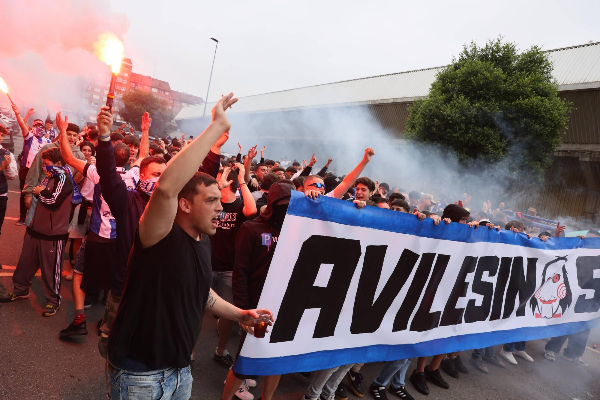 EN IMÁGENES: Avilés se tiñe de blanquiazul para la final por el ascenso ante el Rayo Majadahonda