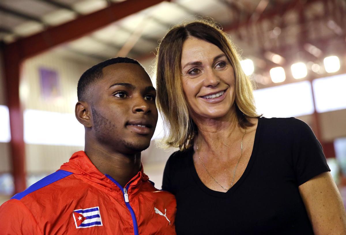 HAB05. LA HABANA (CUBA), 22/01/2016.- La gimnasta rumana Nadia Comaneci (d) posa con el atleta cubano Manrique Larduet (i) durante una visita a la Escuela Nacional de Gimnasia de Cuba hoy, viernes 22 de enero de 2016, en La Habana (Cuba). Comaneci se encuentra en la isla como invitada de los organizadores del Grand Prix de Judo, certamen en el que competirán representantes de más de 60 países. EFE/Alejandro Ernesto. HORIZONTAL