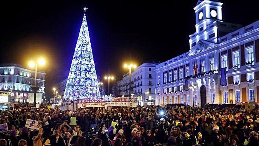 Clamor contra una lacra que no cesa. Miles de personas de todos los rincones de España, incluida A Coruña, volvieron a echarse ayer a las calles para clamar por el fin de la violencia machista. Una de las marchas más multitudinarias tuvo lugar en Madrid ( en la imagen), donde varios miembros del Gobierno en funciones &amp;mdash;como la vicepresidenta, Carmen Calvo, o el ministro de Interior, Fernando Grande-Marlaska&amp;mdash; y representantes de otros partidos se manifestaron contra el machismo criminal.