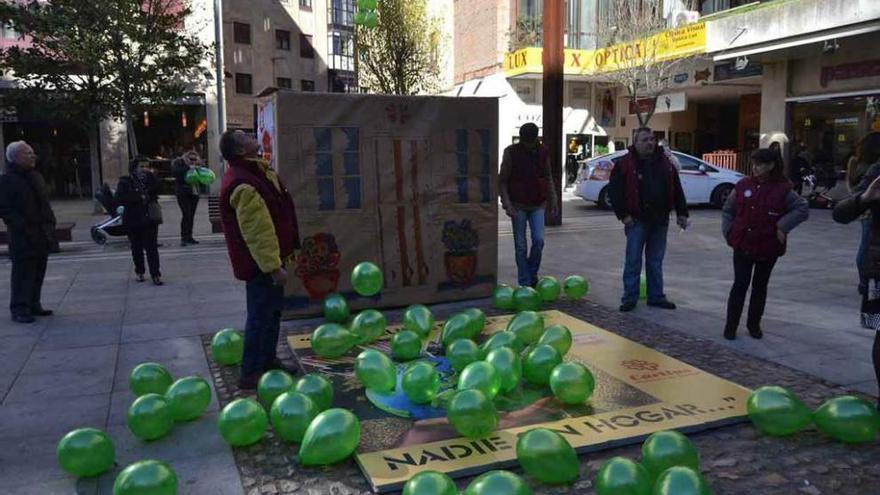 Un momento del acto realizado por Cáritas en la plaza de Castilla y León.