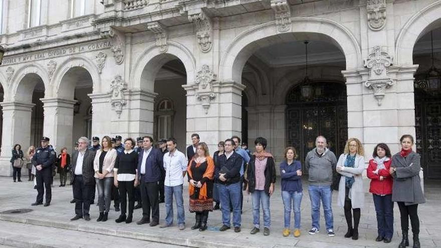 Miembros de la Corporación y trabajadores del Concello, ayer.