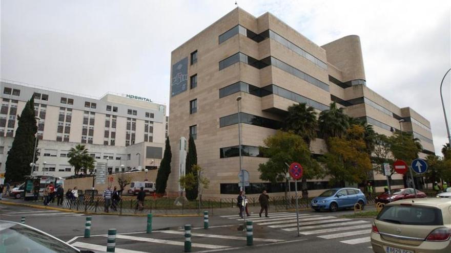 Ingresado en la UCI del hospital Reina Sofía un hombre por un golpe de calor